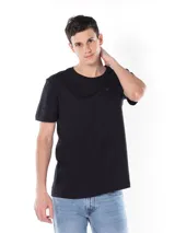 Remera negra de algodón con cuello redondo y logo CK bordado en el pecho.
