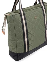 Cartera tipo shopper azul con diseño capitoneado y base negra. Tiene correas bitono, cierre de nylon con tirador textil, logo metálico, bolsillos interiores y compartimento acolchado para laptop.