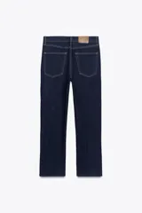 Pantalón de jean marrón oscuro, de tiro alto, corte slim fit y bootcut, con cinco bolsillos y pespuntes a contraste.