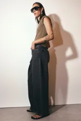 Jeans de tiro medio con corte relaxed fit y balloon leg, color azul denim. Cuenta con cintura con trabillas, cinco bolsillos y cierre frontal con cremallera y botón. Modelo ZARA WOMAN COLLECTION.