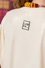 Remerón blanco de corte recto con mangas cortas y cuello redondo.