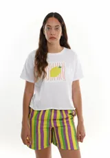 Remera blanca de algodón con estampado de un limón amarillo sobre un fondo de rayas rojas.