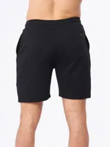 Bermuda deportiva gris claro de felpa con cintura elastizada y cordón ajustable.