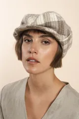 Boina con visera y orejeras de lana color beige con diseño de espiga.