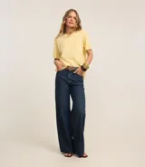 Remera blanca oversized de mangas cortas, confeccionada en algodón peruano, con cuello redondo y sin estampa.