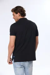 Remera polo piqué lisa negra con cuello en rib y botones personalizados.