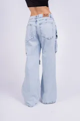 Pantalón cargo de denim celeste con múltiples bolsillos con solapa y corte acampanado.