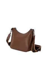 Bandolera morral negra de símil cuero, con cierre trasero y división interna. Incluye correa de galón ajustable.