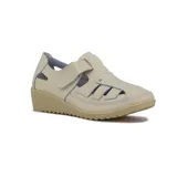 Zapato guillermina color beige con velcro, suela alta y diseño casual.