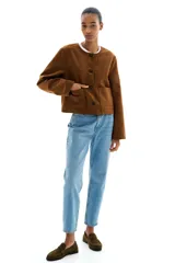 Chaqueta marrón de tejido suave con acabado cepillado, cuello redondo, cierre de botones adelante y bolsillos parche delanteros.