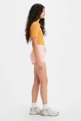 Short rosa de corte relajado, con dobladillo deshilachado y tirantes clásicos.