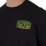 Remera negra de manga corta con estampa en el pecho que dice 'Muerto Por Vida - Creature'.