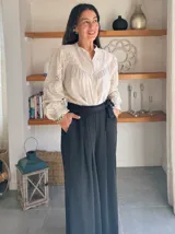 Pantalón palazzo negro de satén con lazo en la cintura.