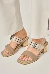 Sandalias de tacón color borgoña, con dos tiras de cuero, una de gamuza y otra con hebilla y ojalillos metálicos. Taco cuadrado forrado en cuero.
