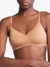 Corpiño color piel de Calvin Klein, con breteles finos ajustables con logo de la marca, escote en V y copas con relleno ligero sin aro.