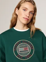 Buzo de algodón color verde con logo bordado de Tommy Hilfiger en el pecho y detalles en las mangas.