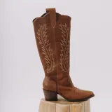 Bota texana de cuero color marrón con bordados en color crema.