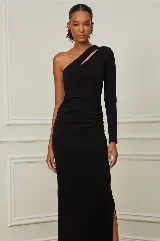 Vestido largo negro de un solo hombro, con manga larga y abertura lateral en la falda.