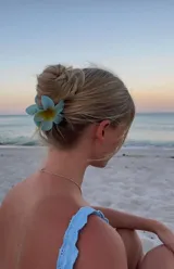 Pinzas para el cabello en color amarillo, decoradas con flores.