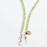 Correa para lentes color verde con cuentas de cristal y detalles dorados.