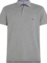 Chomba gris de Tommy Hilfiger, corte regular, con cuello tipo chomba, cartera de dos botones, diseño de rayas en el interior del cuello y logo bordado en el pecho.