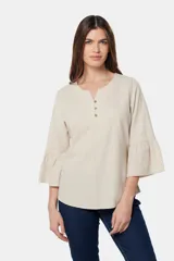 Blusa color beige de lino con botones metálicos personalizados y mangas 3/4 con volados.