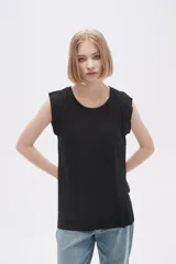Remera negra de viscosa con cuello redondo y mangas cortas con volados.