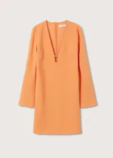 Vestido corto color durazno, con escote en V, mangas largas y detalle de abertura con botón en el centro del pecho.