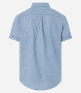 Camisa de hombre de manga corta en lino color blanco, con cuello clásico, botonadura frontal y bolsillo de parche en el pecho. Corte recto.