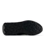 Championes New Balance modelo 370, completamente negros, con capellada de malla y gamuza, y suela gruesa de goma. Presentan el logo 'N' en el lateral.