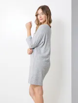 Vestido corto gris melange de tejido soft, con escote en V y mangas 3/4 japonesas en tejido rib.