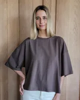 Remerón marrón de algodón, corte holgado y mangas cortas.