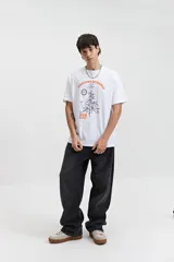 Remera blanca de algodón con estampado de planta y texto en color naranja.