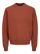 Sweater marrón de punto con cuello redondo y mangas largas.