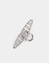 Broche para el pelo plateado con forma de nudo calado y mecanismo de agarre con resorte.