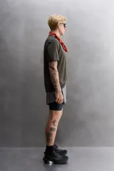Camiseta deportiva color beige confeccionada en tejido con estructura, ligero y elástico en todas direcciones. Tiene cuello redondo, manga corta, costuras planas y logo estampado en el bajo.