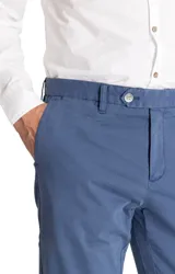 Pantalón chino verde militar de corte recto con tecnología Natural Flex.
