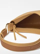 Bolso de hombro tipo baguette color crema, con textura granulada y asa corta regulable.