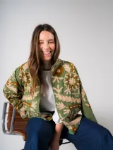 Chaqueta verde militar con bordados florales en tonos beige y marrón. Corte recto, cuello mao y mangas largas. Inspirada en los bosques de cedros milenarios de la isla japonesa de Yakushima.