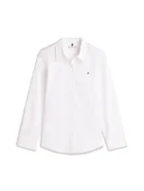 Camisa blanca de popelina de algodón con corte clásico, cuello inglés, mangas largas con puños abotonados y logo bordado en el pecho.