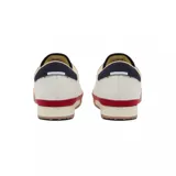 Championes urbanos Lacoste Aura 225 7 SMA, color blanco con detalles en azul y rojo, y suela color caramelo.