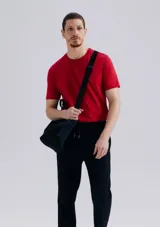 Camiseta básica de manga corta, cuello redondo y calce regular, color rojo jaspeado.