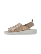 Sandalia gris con textura, faja ancha, suela blanca estilo sporty y elástico trasero.