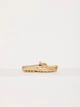 Mocasín dorado de cuero vacuno flor con textura crocco y detalle metálico en forma de corazón sobre el frente. Suela de goma.