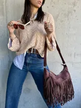 Sweater beige de punto calado con mangas acampanadas.