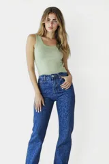 Pantalón de tiro alto, corte ancho y estampado animal print en tonos azules.