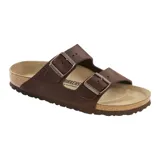 Sandalias Birkenstock Arizona de cuero marrón con doble tira y hebillas ajustables.