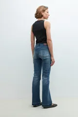 Pantalón de jean azul medio, corte bootcut.