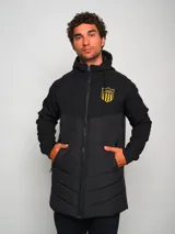 Parka negra con capucha, cierre frontal con cremallera, mangas largas y logo del Club Atlético Peñarol estampado en el pecho.