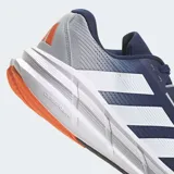 Championes Adidas Questar 3 de running, color azul marino con detalles en gris y blanco. Cuenta con amortiguación Bounce y plantilla Cloudfoam Plus.